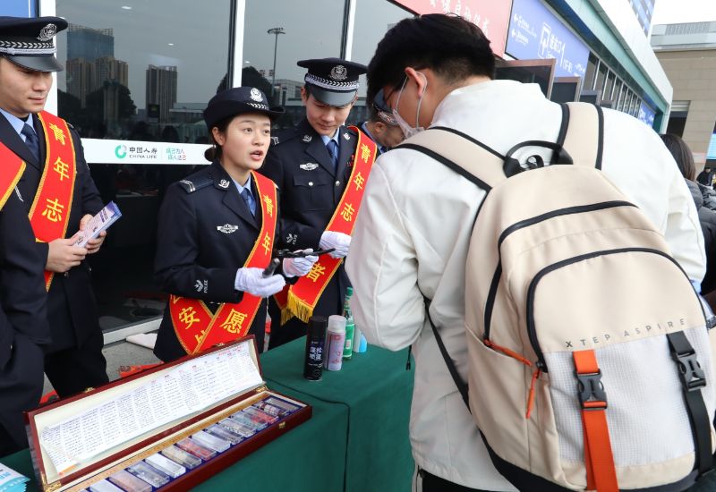 向旅客普及铁路安全知识。蔡青华摄