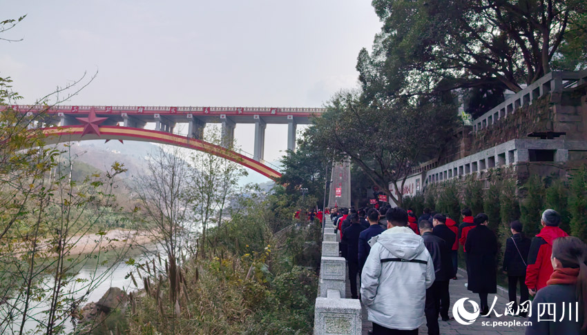 當年紅軍渡河處已修起大橋。人民網記者 劉海天攝