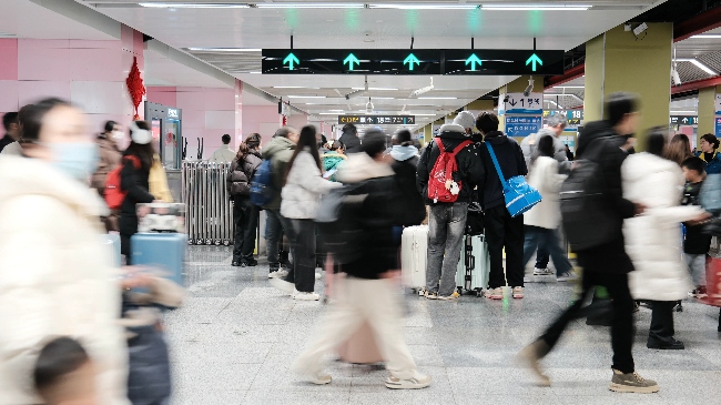 地铁站内客流如织。成都轨道集团供图