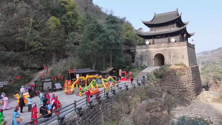 白龙花灯在关楼前上演。白小乔供图