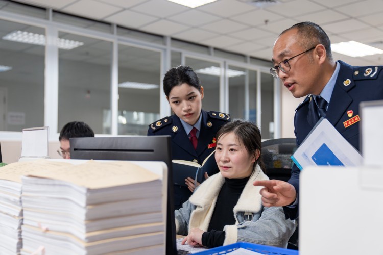 重慶稅務人員走訪轄區“走出去”企業，解決企業在稅費申報過程中遇到的問題。郭睿攝