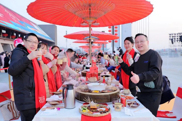 共同祝福新年快樂。四川天府新區融媒體中心供圖