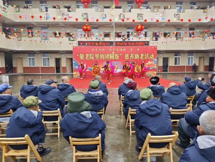 雁江区“敬老院里的团圆饭”慈善助老活动现场,老人们正在看表演。胡明贵供图