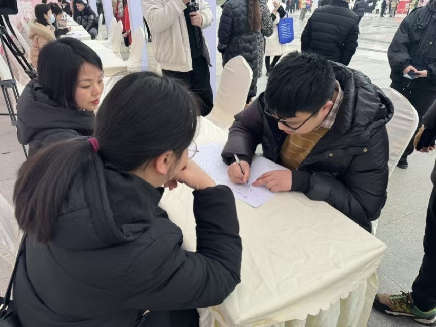 求职者填写信息表。杨皓萌供图