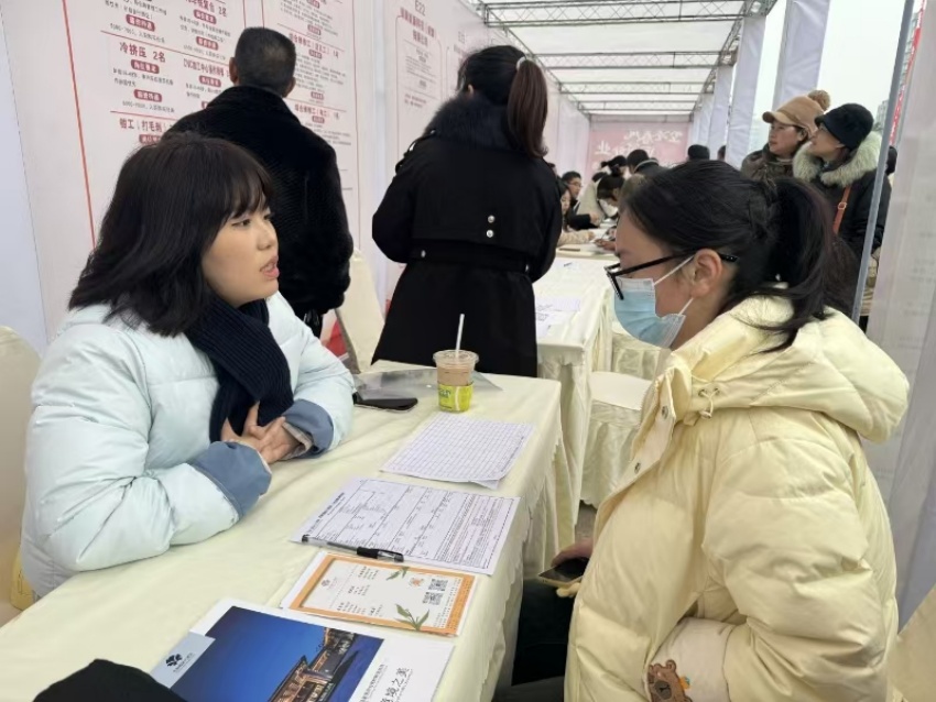 专场招聘现场企业工作人员为求职者答疑解惑。杨皓萌供图