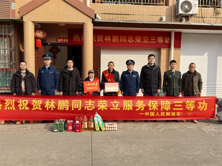 慰问品送带林鹏家。李兰君供图