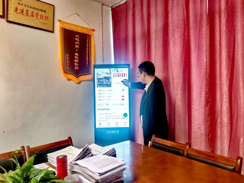 毛家镇交通村党委书记王佐洪展示“川善治”平台。闫凯摄
