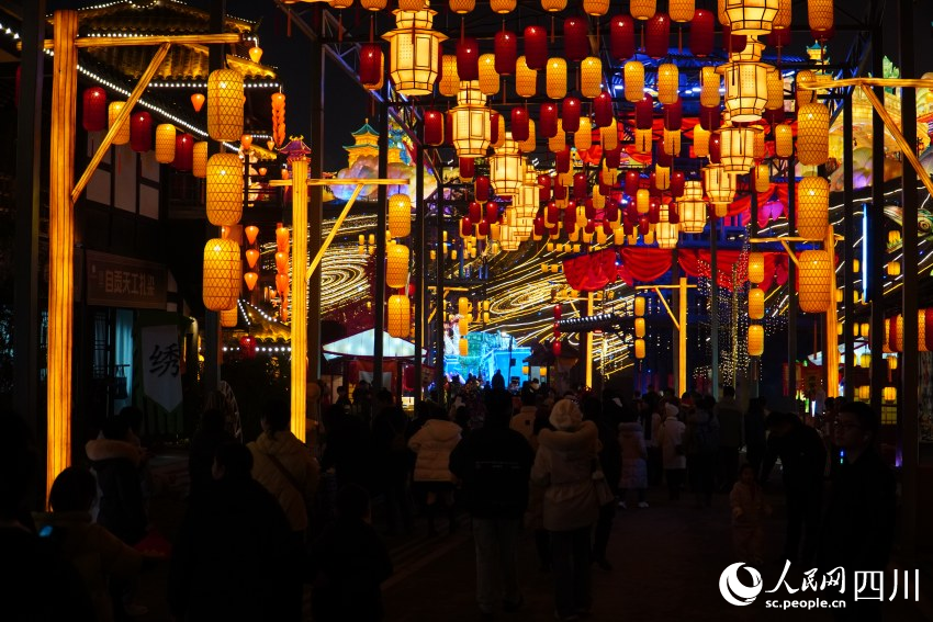 1月17日晚，游客在四川自贡中华彩灯大世界“凡人不凡”彩灯街区游玩。人民网 赵祖乐摄
