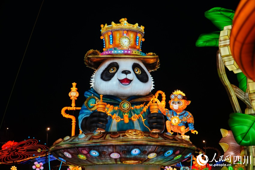 图为1月17日晚在四川自贡中华彩灯大世界拍摄的“朋克双宝”彩灯。人民网 赵祖乐摄