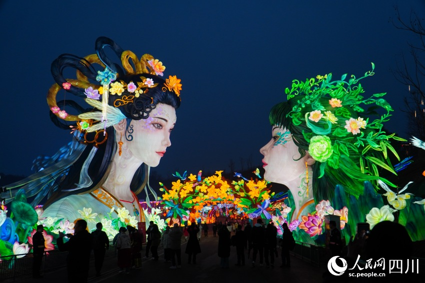图为1月17日晚在四川自贡中华彩灯大世界拍摄的“青城双姝”彩灯。人民网 赵祖乐摄