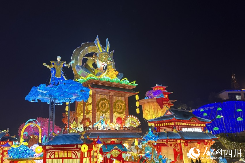 图为1月17日晚在四川自贡中华彩灯大世界拍摄的“王者荣耀”彩灯灯组。人民网 赵祖乐摄