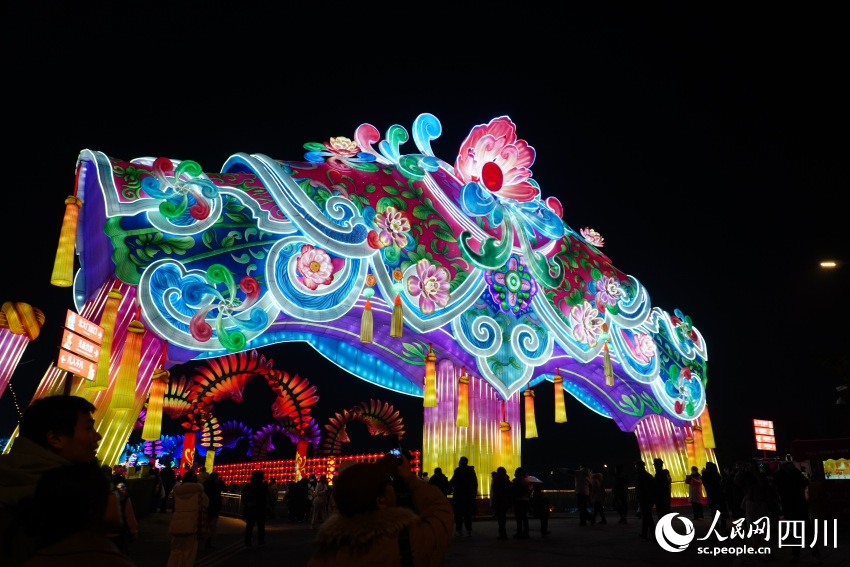 图为1月17日晚在四川自贡中华彩灯大世界拍摄的“自贡戏装”彩灯灯组。人民网 赵祖乐摄