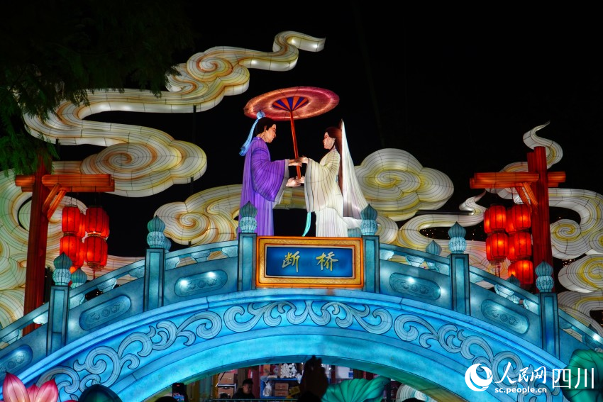 图为1月17日晚在四川自贡中华彩灯大世界拍摄的彩灯灯组。人民网 赵祖乐摄