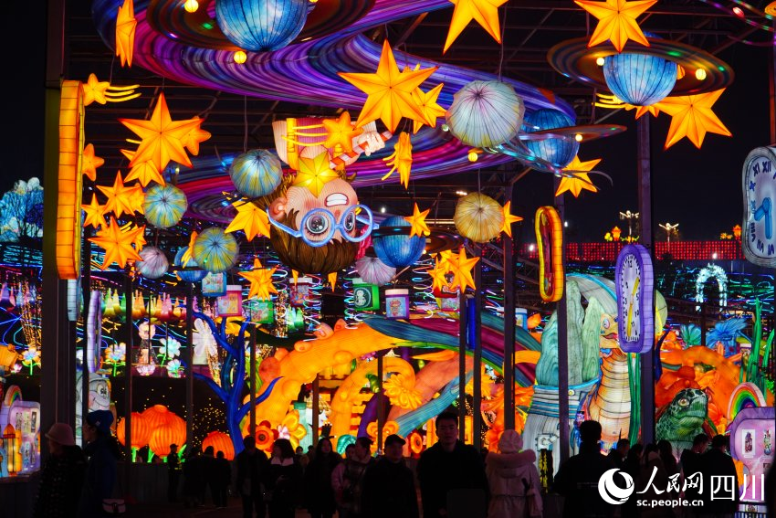 图为1月17日晚在四川自贡中华彩灯大世界拍摄的彩灯灯组。人民网 赵祖乐摄