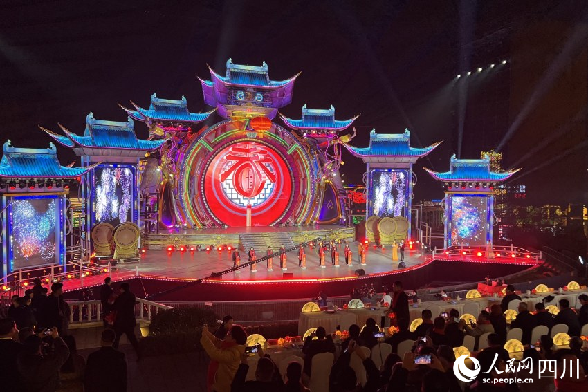 图为1月17日晚在四川自贡中华彩灯大世界拍摄的亮灯仪式。人民网 赵祖乐摄