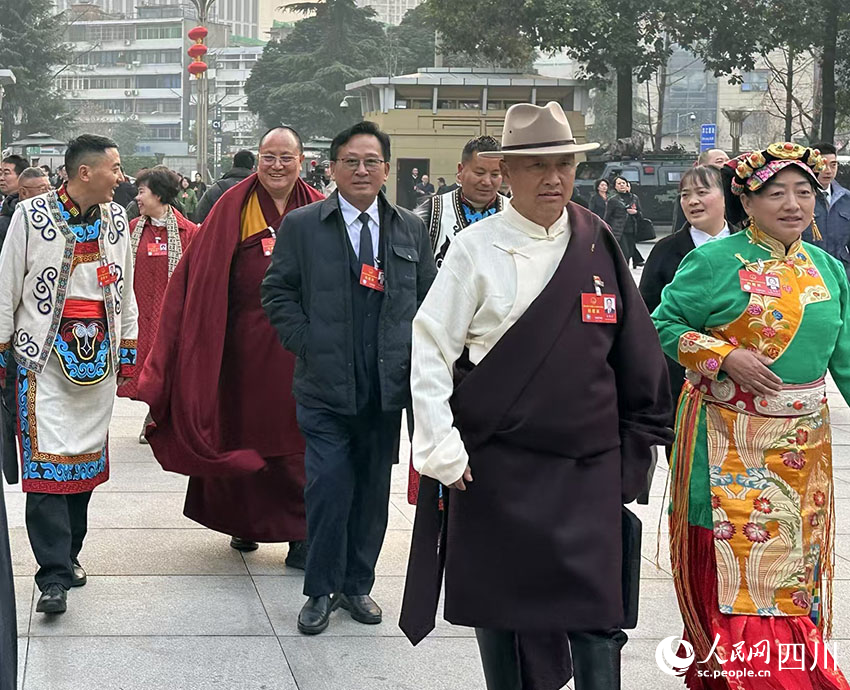 開幕式前，代表們步入會場。人民網記者 王波攝