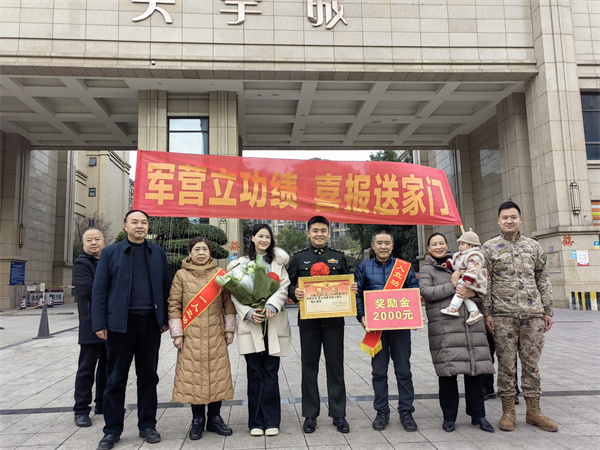 軍地聯合送喜報。榮縣退役軍人事務局供圖