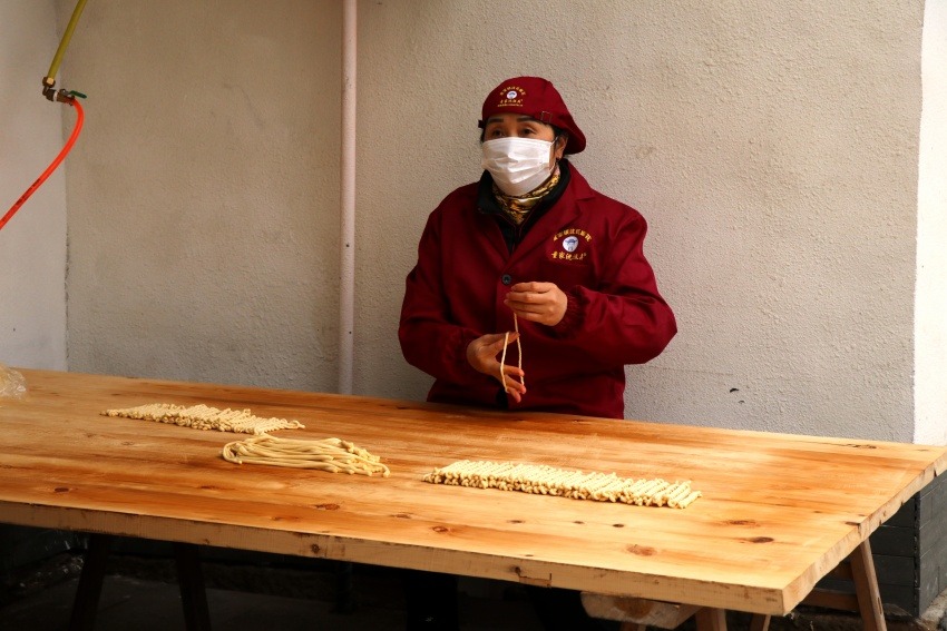 工人正在制作麻花。曹芮銘、程一凡供圖