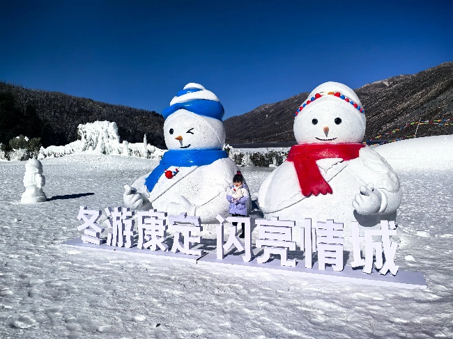景区雪雕塑。康定情歌（木格措）风景区供图