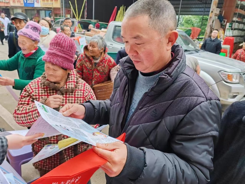 村民學習法律知識。安岳縣政協供圖