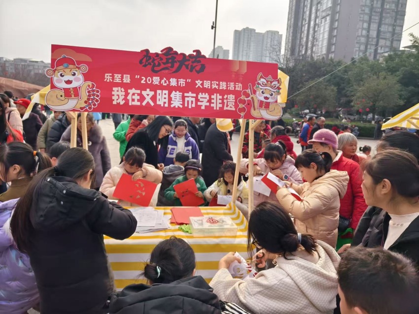 乐至县市级非遗传承人王佳在集市上现场教授非遗剪纸技巧。罗朴摄