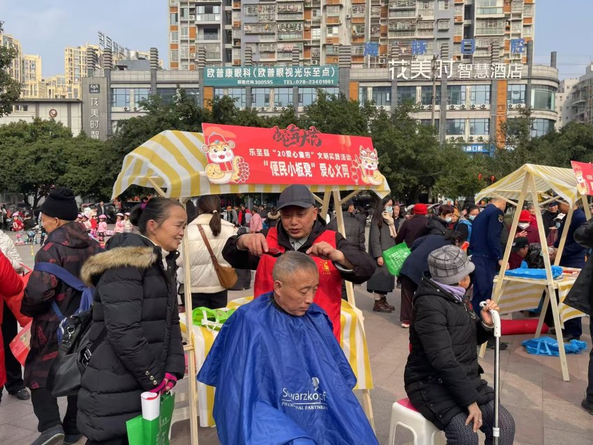 为老年人提供爱心义剪服务。罗朴摄