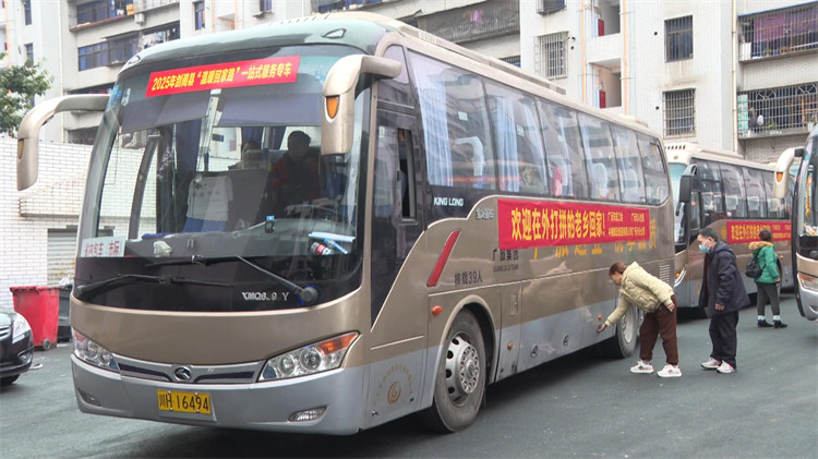 服务专车。许甜甜供图