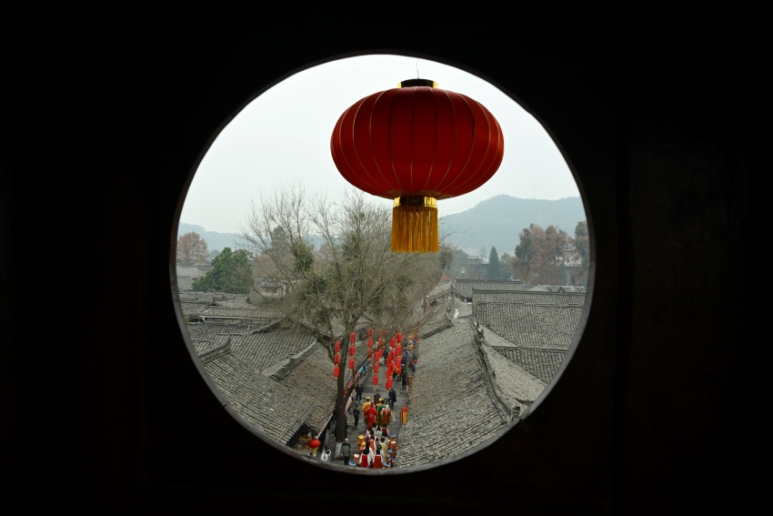 中天楼上看古城巡游。张晓东摄