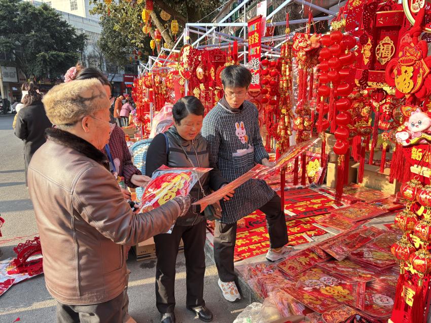 市民正在购买对联和福字。德昌县委宣传部供图