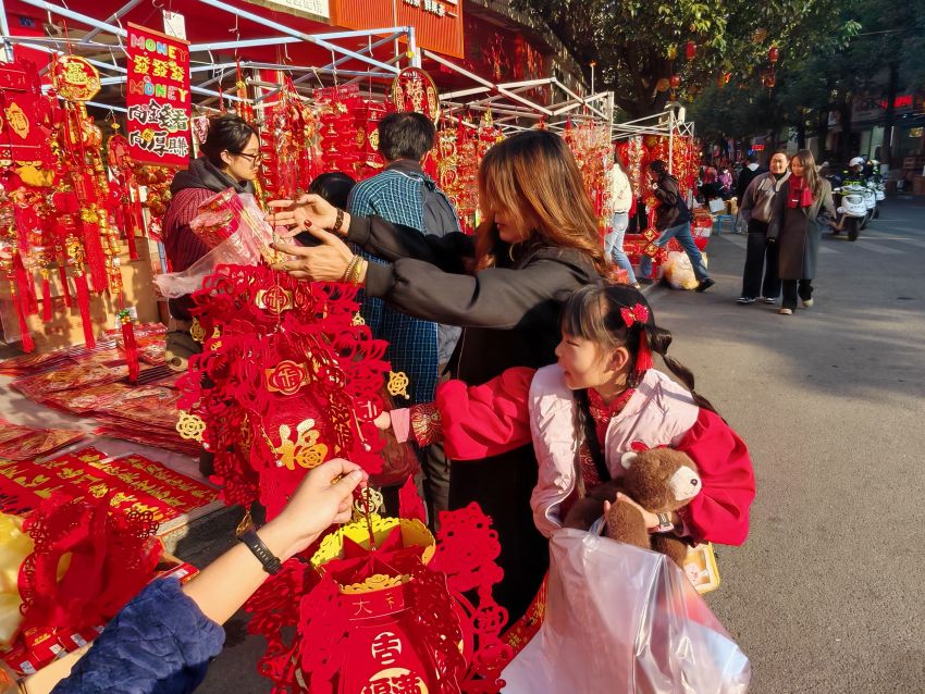 正在购买福字饰品的市民。德昌县委宣传部供图