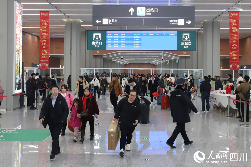 車站顯出濃厚的過年氛圍。人民網記者 劉海天攝