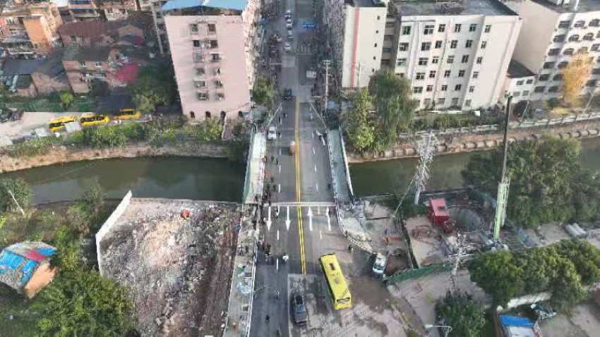 解放桥恢复通车。胡固摄