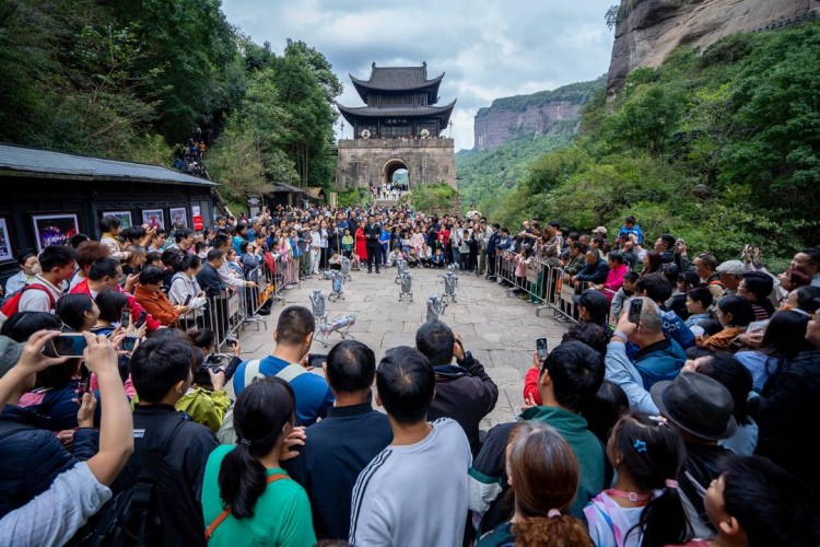 AI机器人表演。剑门关景区供图