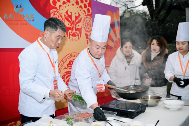 高级厨师现场烹饪美食。四川省非物质文化遗产保护中心供图
