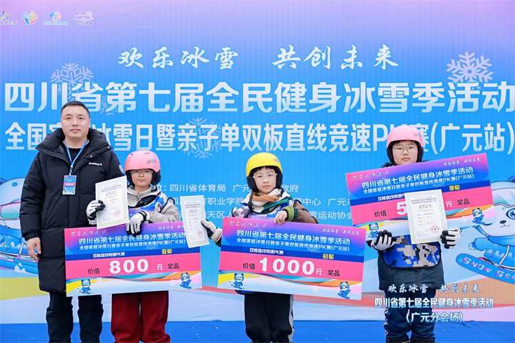 为获奖小选手颁奖。张敏供图