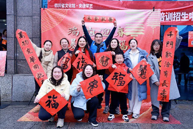 現場“送福”留影。主辦方供圖 