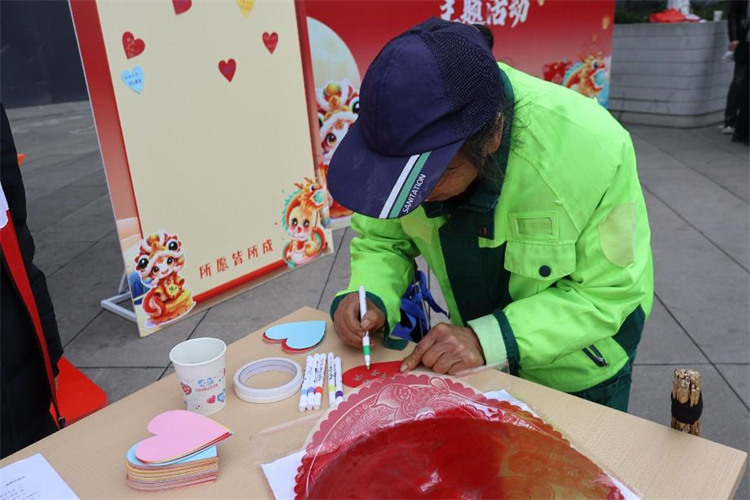 剪窗花。主办方供图