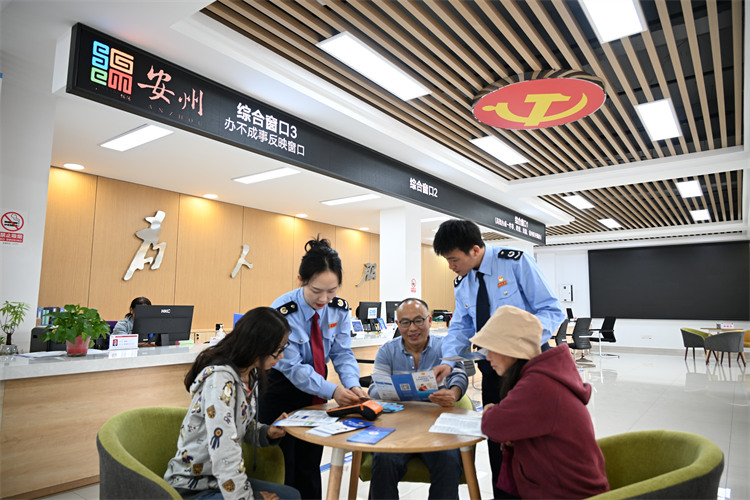 四川税务：聚焦“高效办成一件事” 实现96%税费业务“网上办”emc易倍网址(图2)