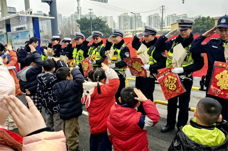 向交警献花。主办方供图