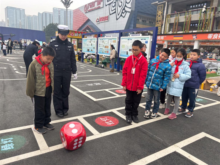小朋友玩通关游戏。主办方供图