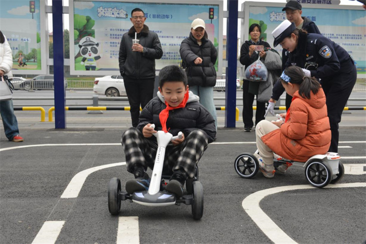 小朋友在交警指导下驾驶卡丁车。主办方供图