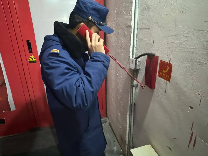检查报警电话。青神县消防救援大队供图