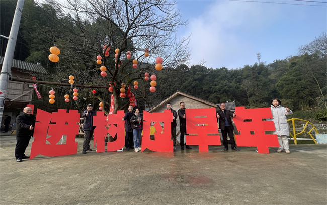 共叙思乡情。富顺县退役军人事务局供图