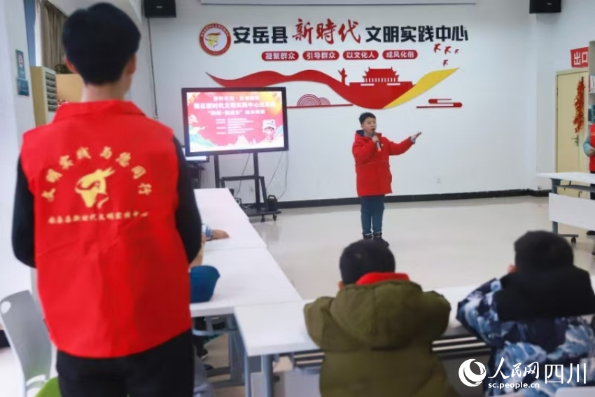小朋友展示才艺。潘政吉摄