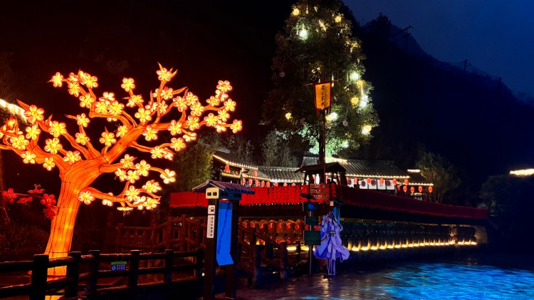 明月峡景区夜景。张敏供图