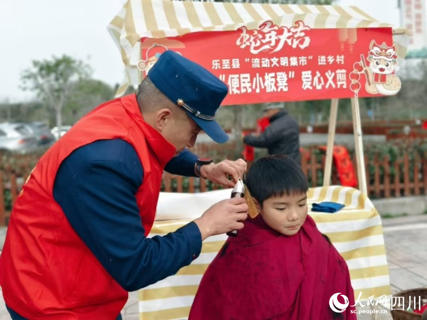 “便民小板凳”愛心義剪。趙天久攝