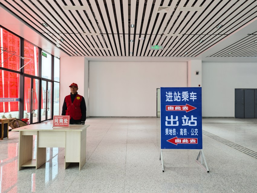 志愿者与指示牌。叶紫林、喻江红、周希供图