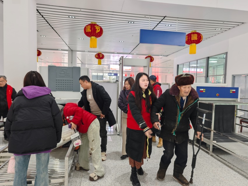 志願者正在幫助老人。葉紫林、喻江紅、周希供圖