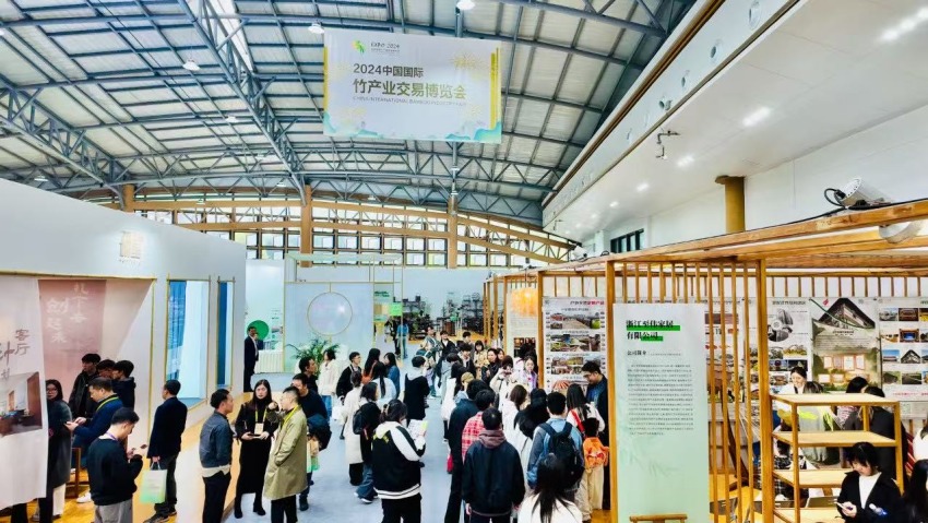 青神竹博会现场，人潮涌动。古良驹摄