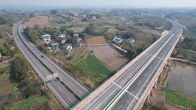 筆直的道路。榮縣融媒供圖